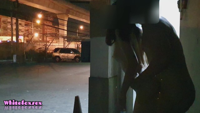 Whitefoxsex คลิปหลุดไทยโหนกระแส คู่รักนักศึกษาชวนเซ็กส์เย็ดนอกสถานที่ xxx ไทยกันใต้ตึก แก้ผ้าถอดหมดยืนเย็ดหีมุมตึก กระแทกหีแรงครางก็ดังหวานหู ชวนยามมาดูคนเอากันซะด้วย